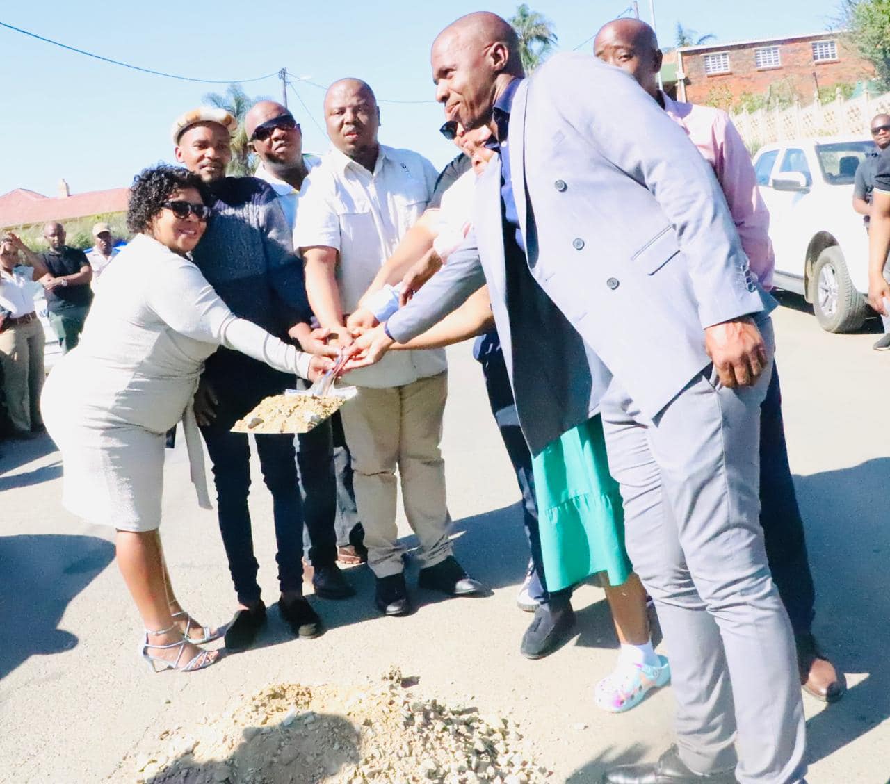 KwaZulu-Natal MEC for Transporthanded over the contractor for rehabilitation of main road P8/1 in ward 02 in the Richmond Local Municipality