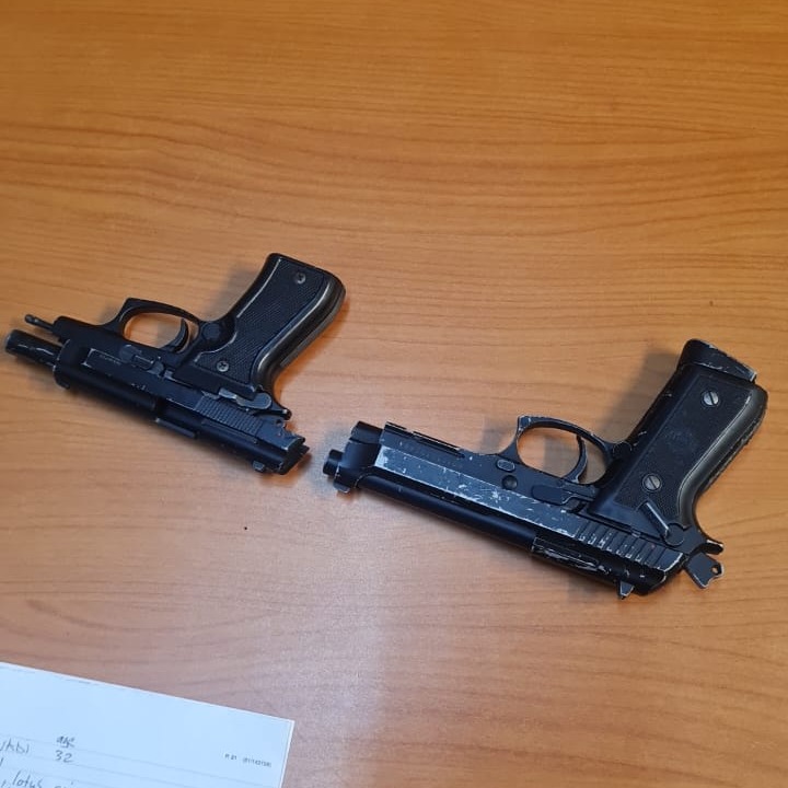 Flying squad members arrest two suspects for business robbery and possession of two imitation firearms