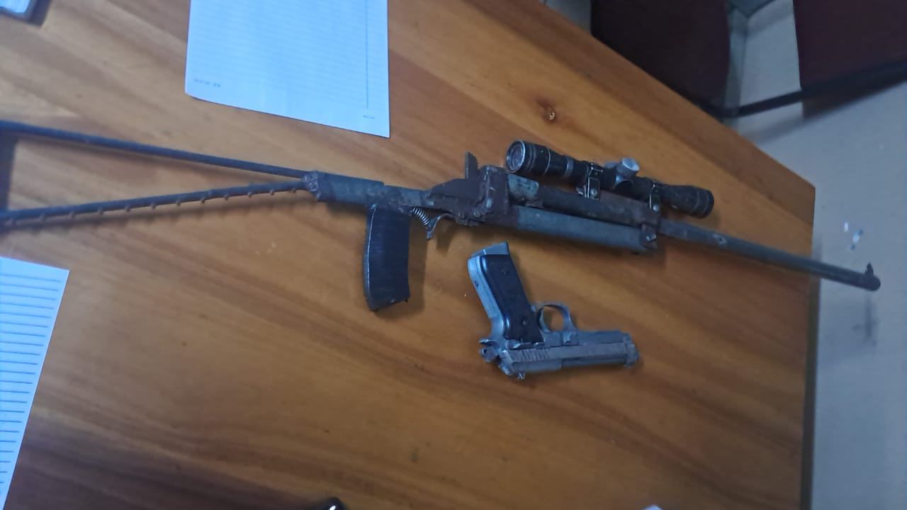 Suspect found in possession of a homemade firearm, and an unlicensed firearm