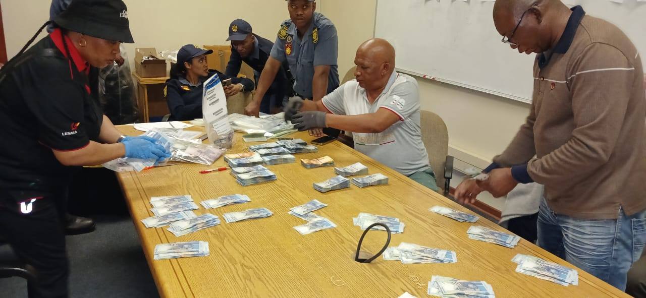 Suspects arrested for operating an illegal pharmacy and selling various medicines
