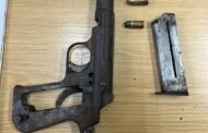 Police detain two suspects for the illegal possession of firearms