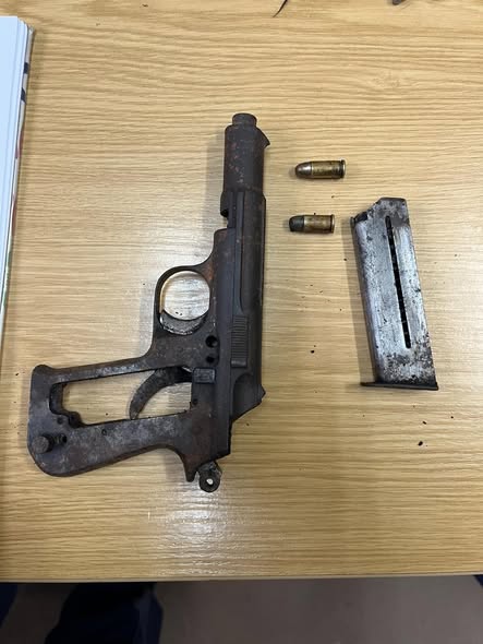Police detain two suspects for the illegal possession of firearms