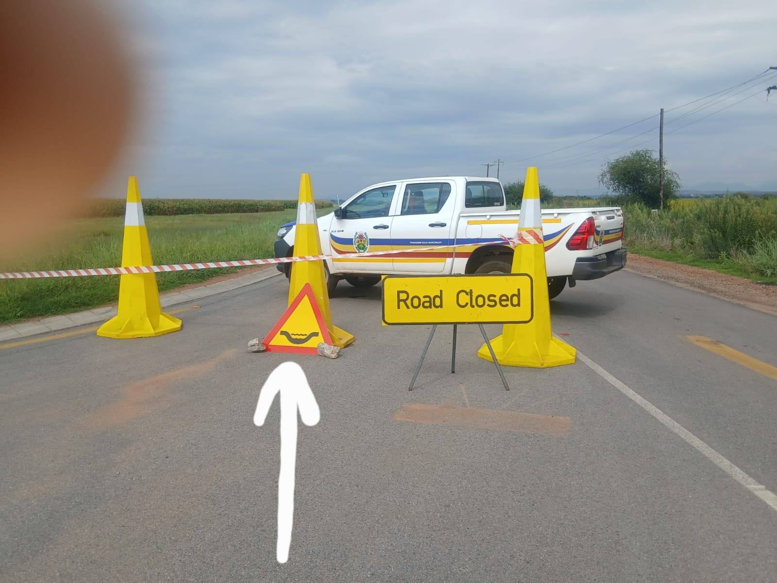 Elandskuil Road remains closed due to strong overflow of water at the Crocodile River bridge