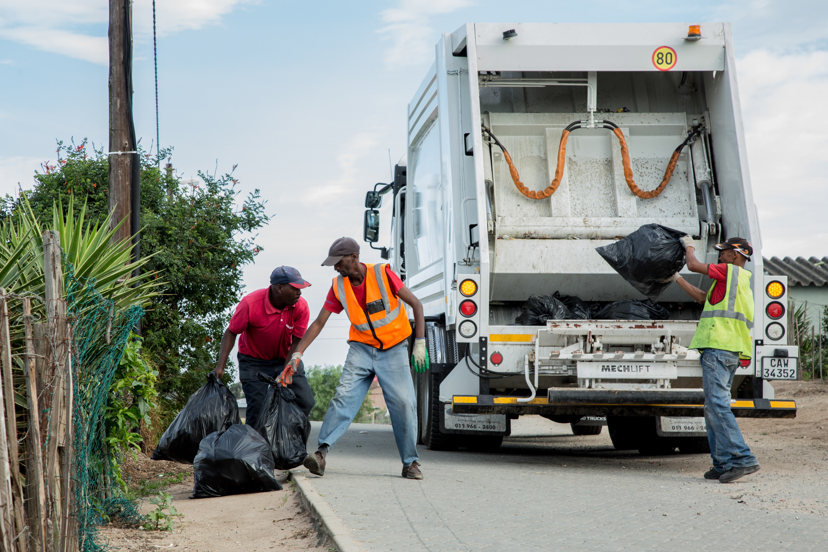 The George Municipality kindly asks all dog owners to keep their dogs safely contained or on a leash during refuse collection