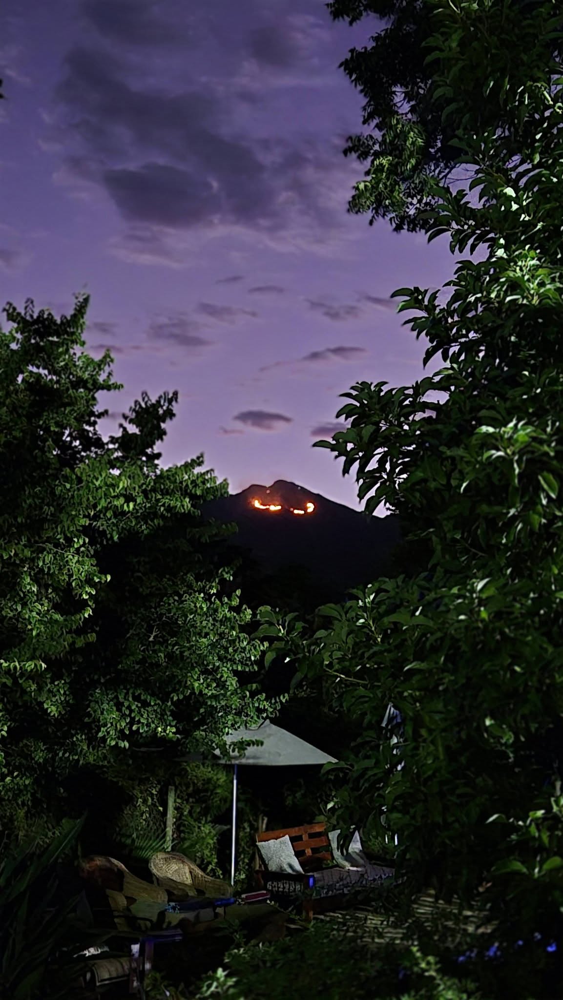 Fire jumps Du Toit Kloof mountain