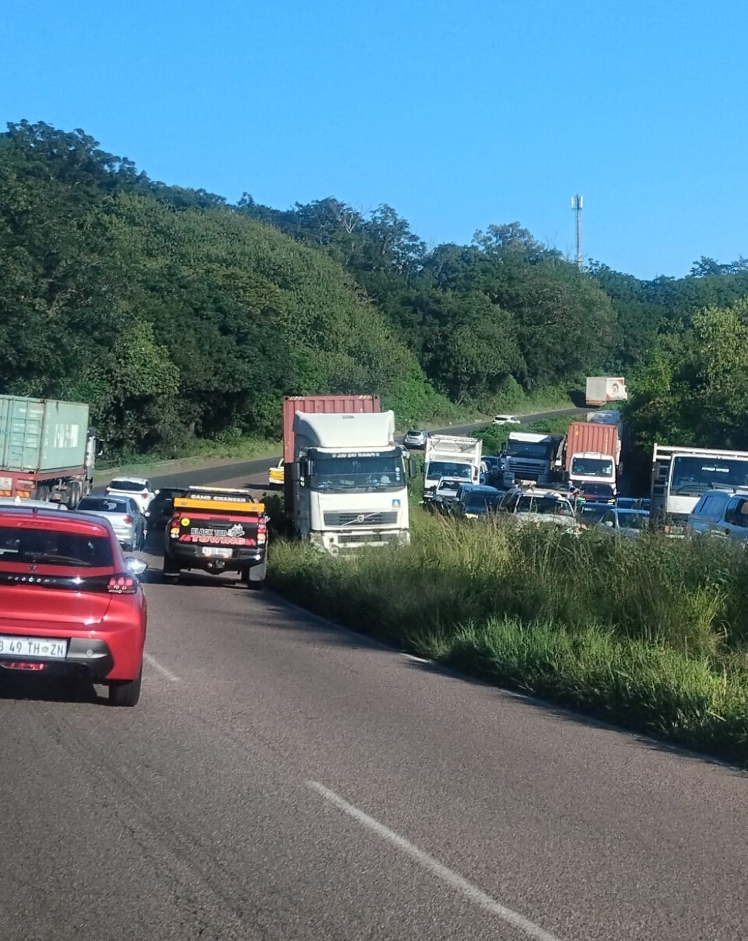 Truck crashes into the centre median between Bellville & Northdene