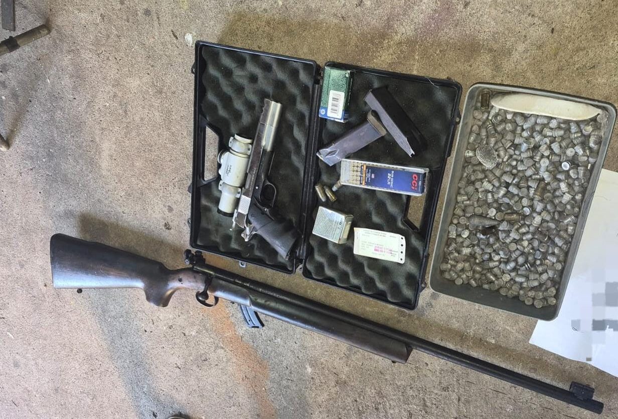 Police in Makhado under the Vhembe District have arrested four suspects for possession of unlicensed firearms and ammunition