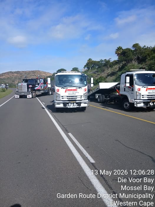 Heavy Motor Vehicle (HMV) recovery operation on the N2 in the direction of George, between Dana Bay and Langeberg Mall