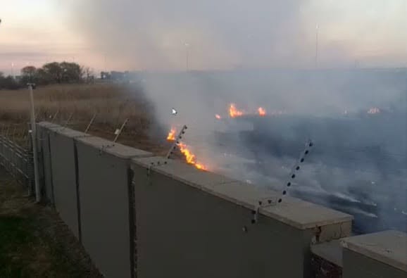 Vegetation fire extinguised near a residential estate in Kempton Park