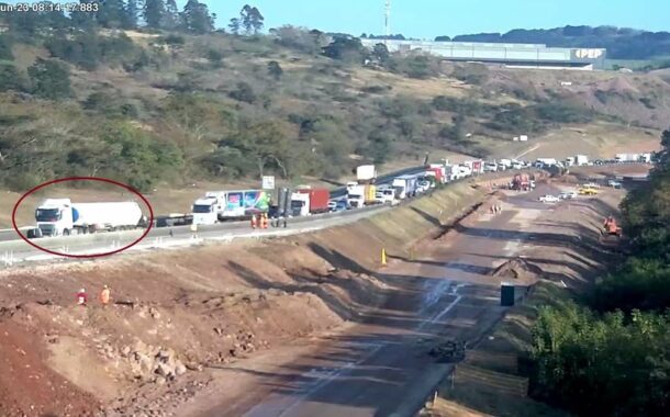 N3 Durban-bound after Hammarsdale Interchange. Right lane obstructed