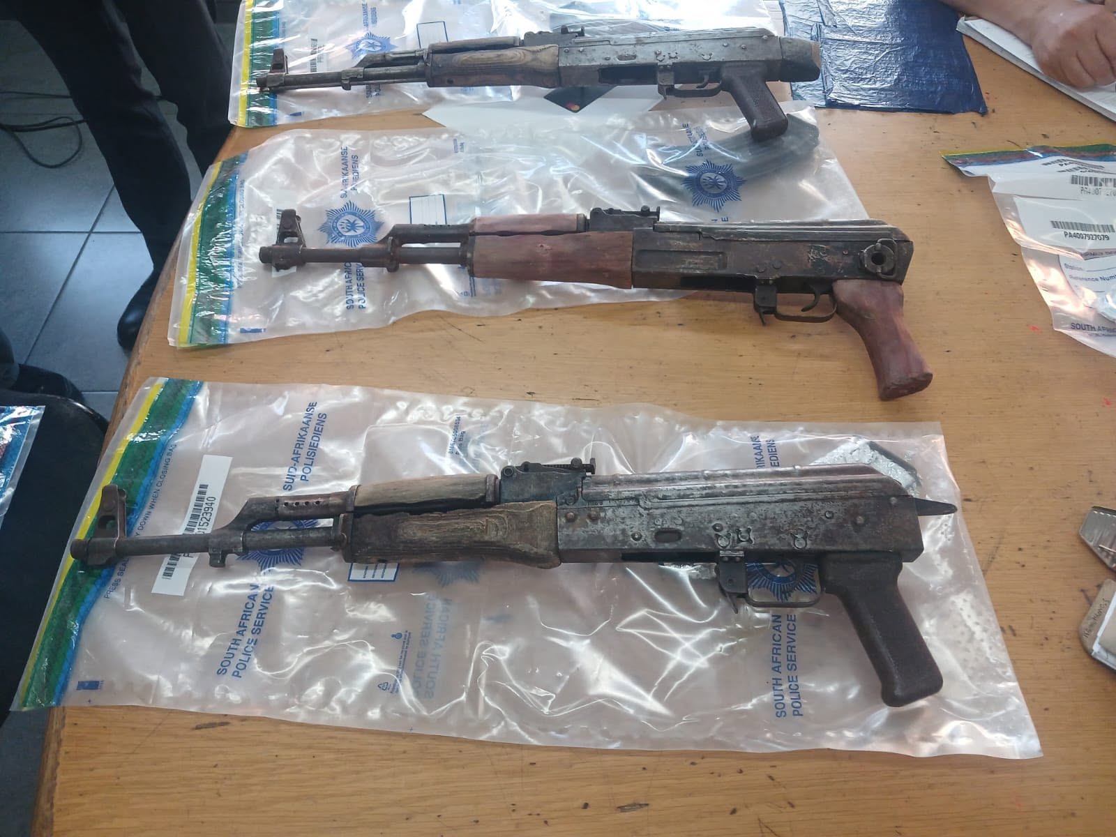 The Western Cape National Intervention Unit (NIU), recovered three fully automatic assault rifles and arrested two male suspects