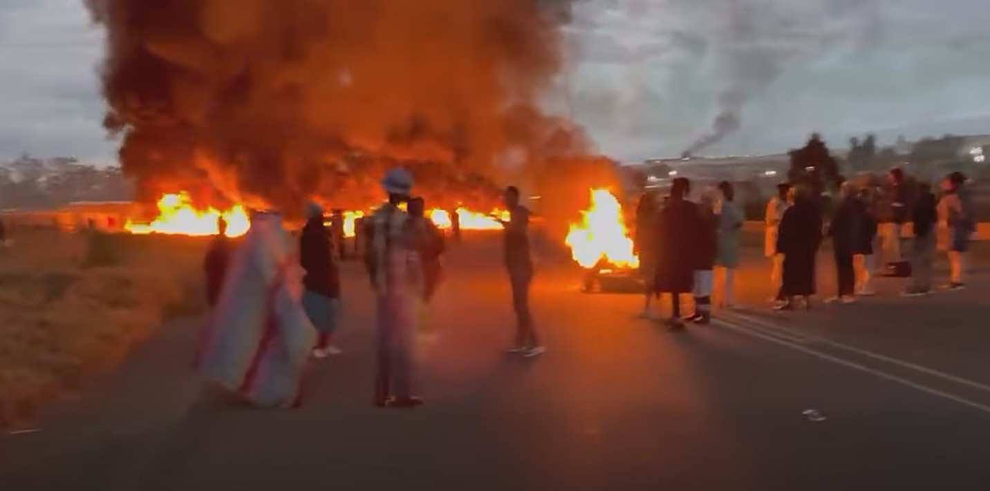 Community protest along the N2 in Dutywa